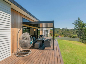 Treetop Bach - Whangamata Holiday Home, Whangamata